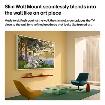 Das LG Gallery TV AI mit Rahmen LX7 ART TV ist mit einem „Snow White“-Rahmen an der Wand montiert und zeigt ein Gemälde von Balletttänzern in einem Studio an einer gelben Wand und wertet das moderne Wohnzimmer durch seine raffinierte Integration im Galerie-Stil auf.