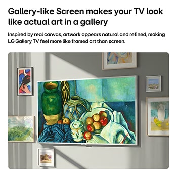 Das LG Gallery TV AI mit Rahmen LX7 ART TV mit Gallery-ähnlichem spiegelfreien Bildschirm ist an einer weißen Wand montiert und zeigt ein Stillleben mit Vasen und Früchten, umgeben von verschiedenen gerahmten Kunstwerken in einer galerieartigen Umgebung.
