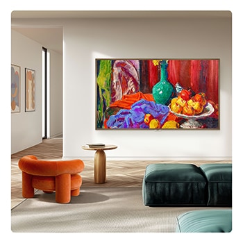 Das LG Gallery TV AI mit Rahmen LX7 ART TV ist im Wohnzimmer mit einem „Warm Walnut Attachable Frame“ an der Wand montiert. Auf dem Bildschirm ist ein Stillleben zu sehen, das den Raum wie eine Galerie wirken lässt.