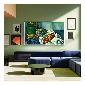 Das LG Gallery TV AI mit Rahmen LX7 ART TV ist in einem Wohnzimmer mit einem Snow White Attachable Frame an der Wand montiert. Auf dem Bildschirm ist ein Stillleben zu sehen, das den Raum wie eine Galerie wirken lässt.