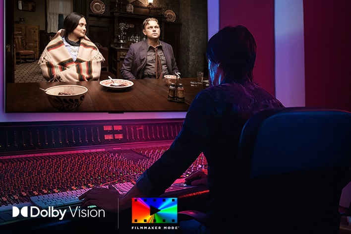 Der LG Mini RGB evo AI MRGB88 wird in einem Studio gezeigt, wobei ein Regisseur an einem Bedienfeld an einem Film auf dem Bildschirm arbeitet. Unten links erscheinen das Dolby Vision-Logo und das Filmmaker Mode-Logo.