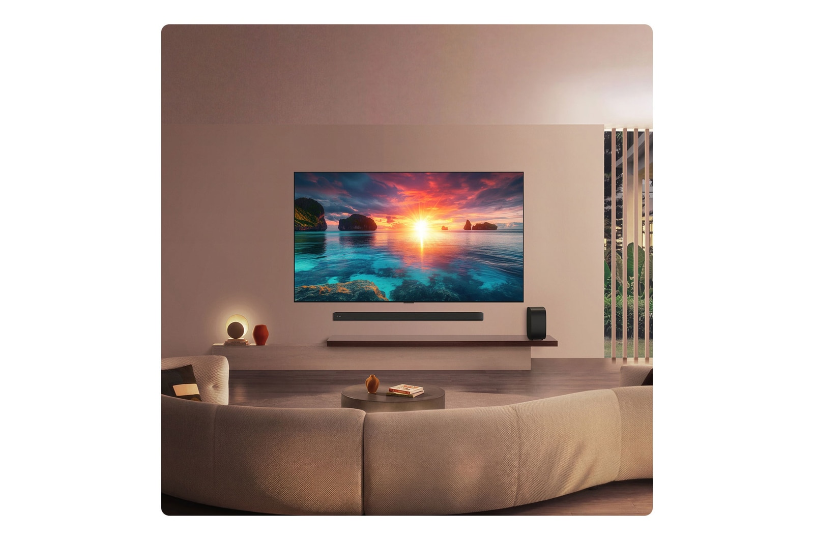 Das LG OLED evo AI G6 zeigt eine lebendige Sonnenuntergangsszene über dem Ozean, mit einer Soundbar und einem Lautsprecher unter dem Bildschirm, die einen ruhigen und stimmungsvollen Wohnbereich aufwerten.