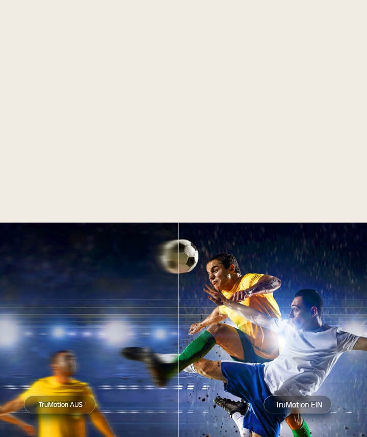 Das LG OLED evo AI W6 Wallpaper TV mit TruMotion hebt die Bewegungsglättung in einer Fußballszene im geteilten Bildschirm hervor und stellt unscharfe Bewegungen bei ausgeschaltetem TruMotion mit scharfen, klaren Bewegungen bei eingeschaltetem TruMotion gegenüber, um die Klarheit in rasanten Sportarten zu betonen.