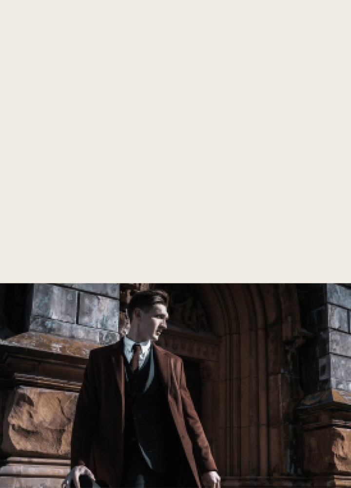 LG OLED evo AI G6 avec AI Picture Pro montre un homme en tenue formelle à côté d’une architecture en pierre voûtée, tandis que le processeur alpha 11 AI met à l’échelle l’image en 4K, améliorant la texture, la profondeur et le contraste dans toute la scène.