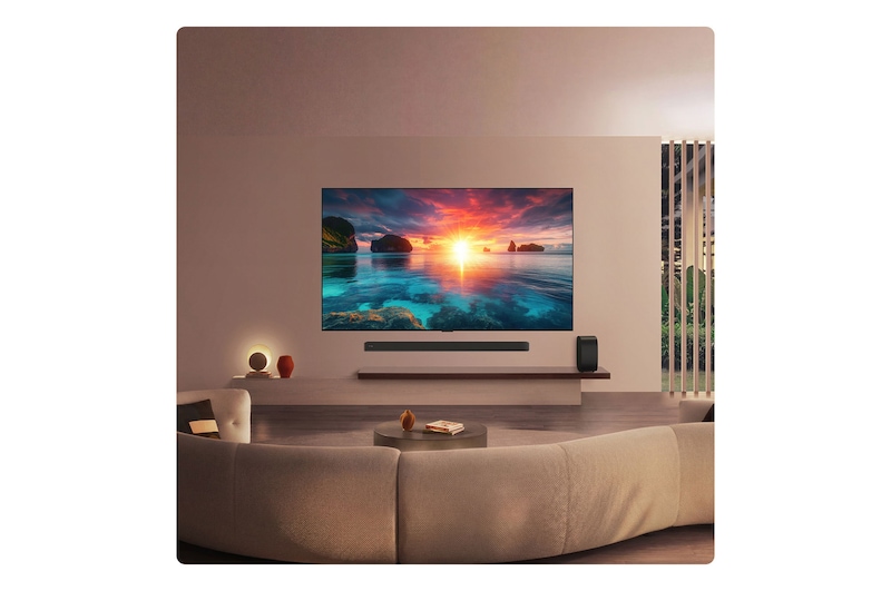 La LG OLED evo AI G6 affiche une scène de coucher de soleil océanique éclatant, avec une barre de son et un haut-parleur positionnés sous l’écran, améliorant un espace de vie calme et atmosphérique.