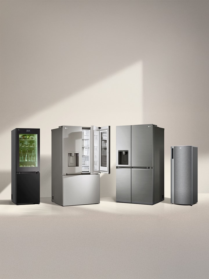Cuatro refrigeradores con congelador LG al sol. Refrigerador de dos puertas a la izquierda con modelos de dos puertas y cajón, y side-by-side uno al lado del otro.