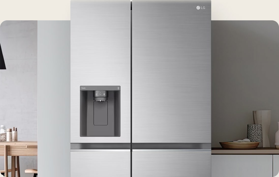 Primer plano del refrigerador con congelador LG de acabado plateado, que se integra perfectamente en una cocina moderna y bien iluminada para resaltar los sofisticados dispensadores de agua y hielo.