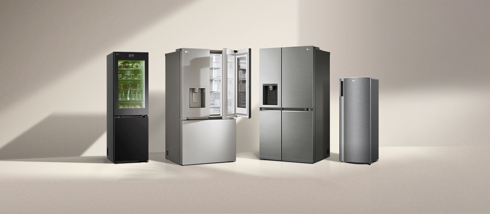 Cuatro refrigeradores con congelador LG al sol. Refrigerador de dos puertas y cajón a la izquierda con modelos de dos puertas y side-by-side uno al lado del otro.