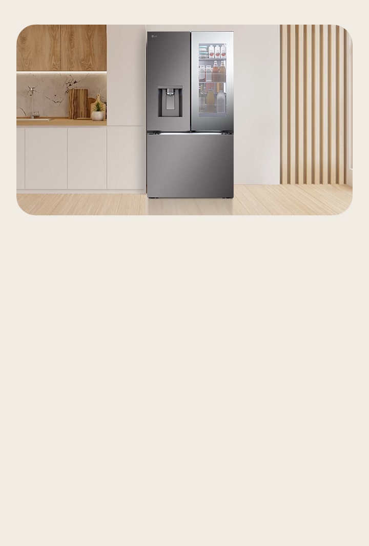 Congelador LG negro side-by-side con purificador de agua en el centro. Se puede ver una sala amplia a la izquierda y una cocina moderna a la derecha.