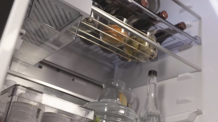 Interior del refrigerador con congelador LG con compartimento de almacenamiento My Box para bebidas y alimentos frescos.