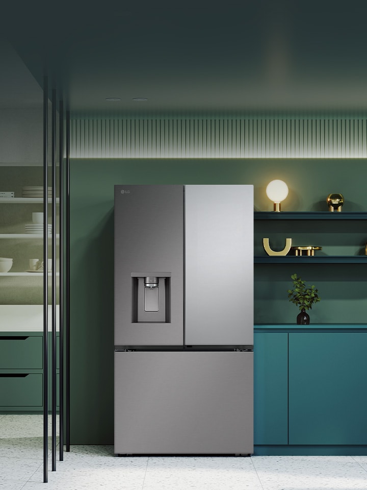 Refrigerador con congelador LG InstaView situado en el centro de una cocina ecológica con estantes alrededor, lavabo y electrodomésticos empotrados