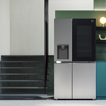 Refrigerador LG de dos puertas con panel InstaView y dispensador de agua, ideal para interiores modernos, con funciones inteligentes y eficiencia energética.