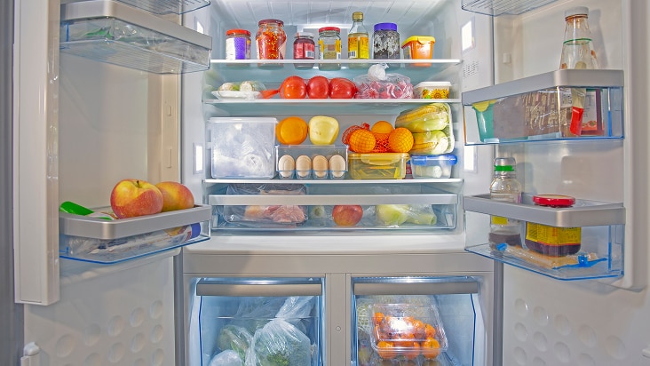 Interior organizado de un refrigerador LG con frutas, verduras, huevos y condimentos, mostrando frescura y fácil acceso a los alimentos.