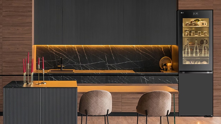 Refrigerador LG con congelador inferior y alimentos a la altura de los ojos, combina diseño moderno y almacenamiento práctico.