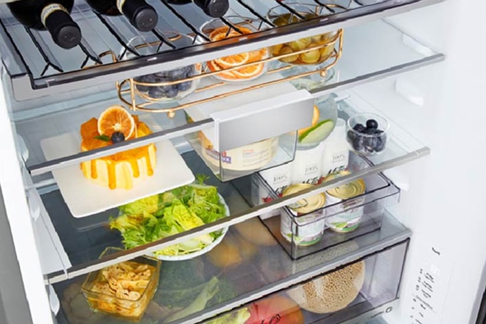 Interior de refrigerador LG con frutas, verduras, bebidas y postres, mostrando cómo la temperatura ideal mantiene la frescura.