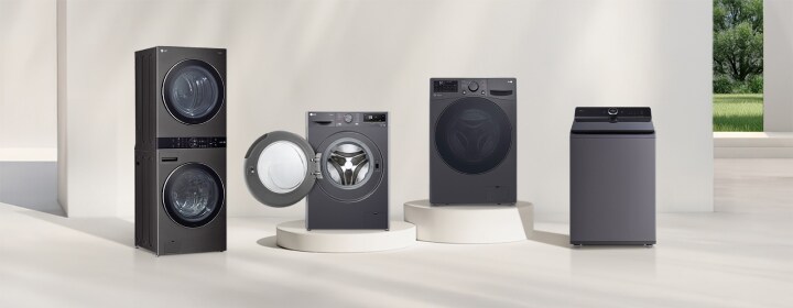 Lavadoras LG en un amplio espacio blanco, de izquierda a derecha: WashTower negra, lavadora de carga frontal abierta, de carga frontal cerrada y de carga superior.