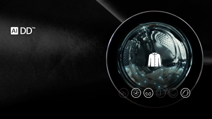 Panel frontal de la lavadora LG con una puerta circular con una prenda en el interior sobre una superficie oscura y brillante