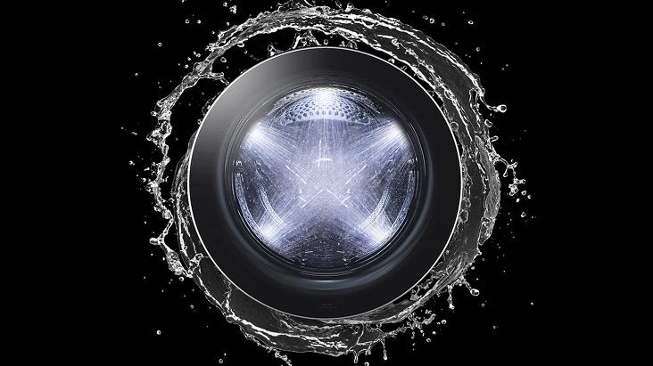 Puerta de lavadora LG con ventana frontal circular rodeada de salpicaduras de agua sobre fondo negro