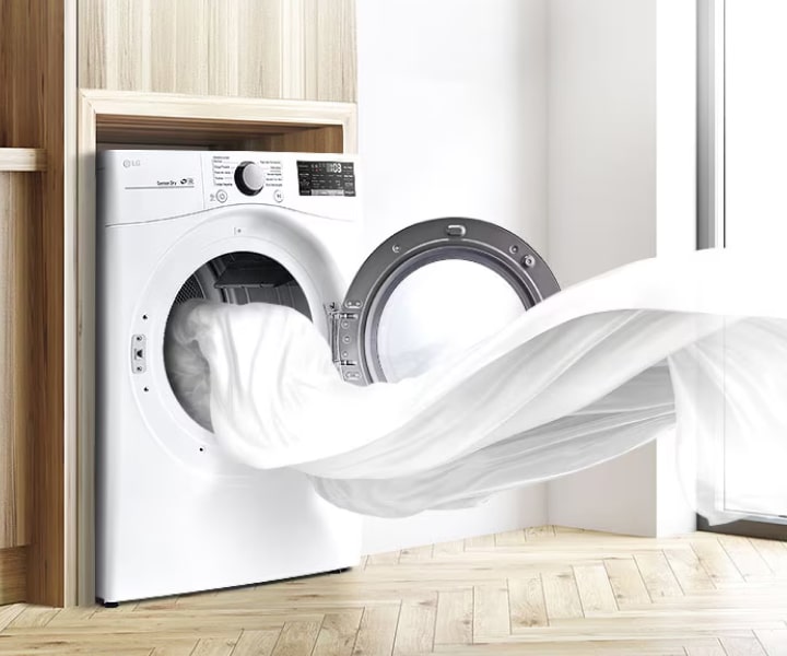 Secadora LG que saca una suave sábana blanca del tambor, mostrando un secado delicado en una lavandería moderna y luminosa