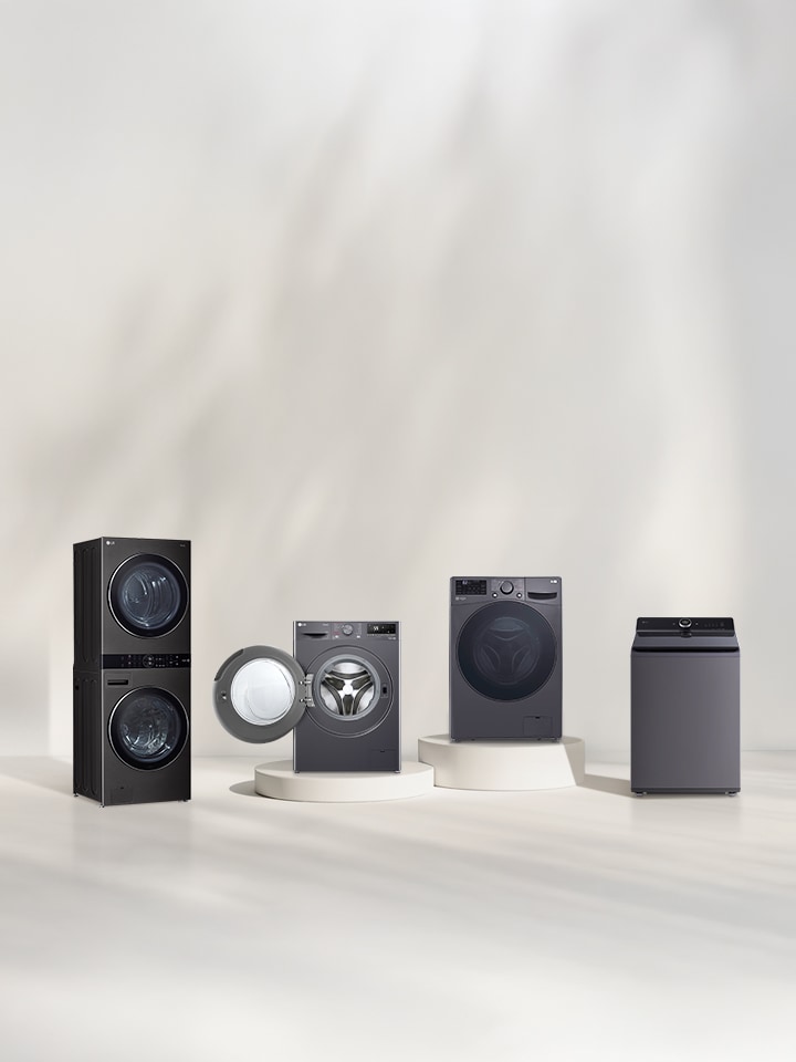 Gama de lavadoras LG WashTower™, de carga frontal, de carga superior y lavasecadoras en una habitación luminosa con pedestales