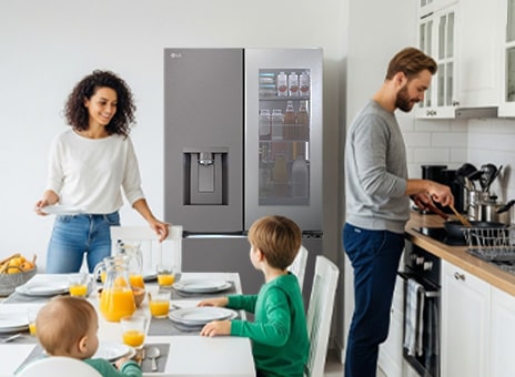 Congelador del refrigerador InstaView de LG en una cocina luminosa. Hay varias bebidas en la puerta. Un hombre y una mujer miran a su madre, y en medio de ellos hay un niño con una camiseta verde.