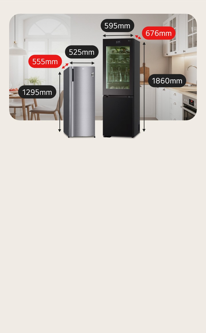 Un refrigerador con congelador compacto de LG con puerta transparente iluminada de color azul, junto a él hay un refrigerador de una puerta con puertas cerradas. Detrás del refrigerador hay una cocina moderna en tonos blancos.