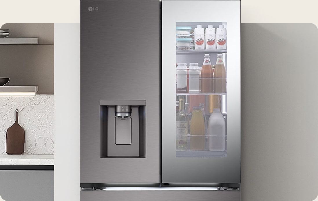 Primer plano del refrigerador con congelador LG con acabado en grafito oscuro, perfectamente integrado en una cocina moderna de tonos neutros.