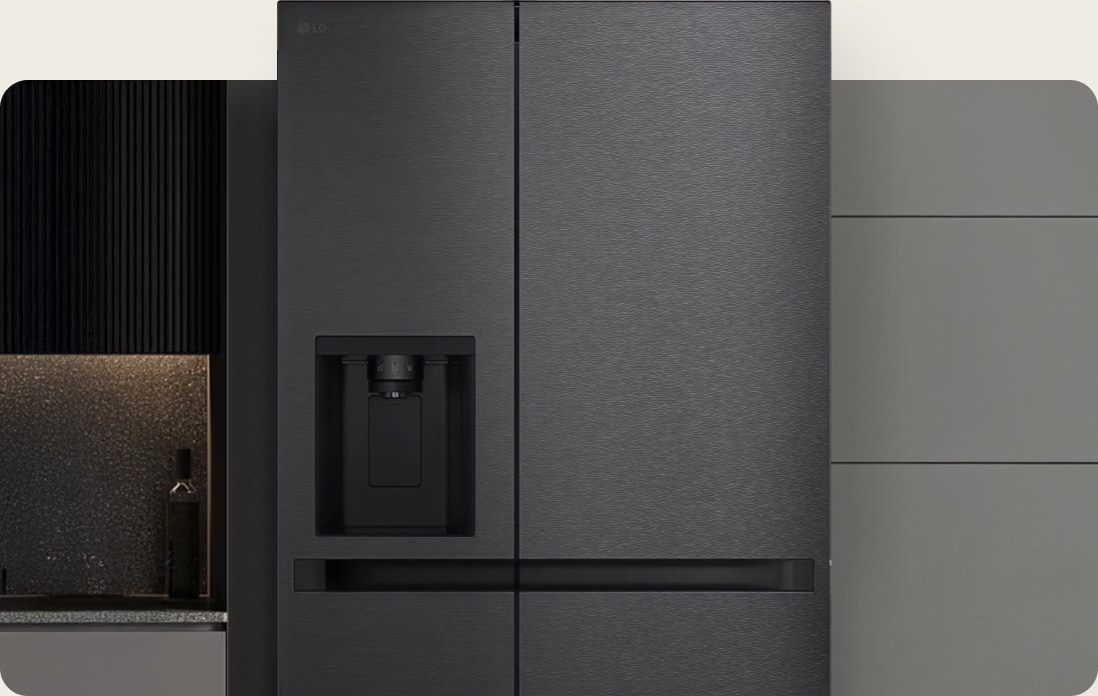 El refrigerador con congelador LG side-by-side, de primer plano, con un acabado negro mate de alta calidad, se integra perfectamente en una cocina moderna con gabinetes oscuros texturizados y elegantes dispensadores de agua y hielo.