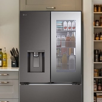 Congelador del refrigerador LG negro mate con varias puertas y puerta InstaView Door-in-Door abierta, mostrando el almacenamiento de alimentos frescos. A la derecha, las estanterías de la despensa están llenas de alimentos.