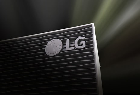 Obrázek loga LG na jednotce tepelného čerpadla s detailním záběrem designu mřížky.