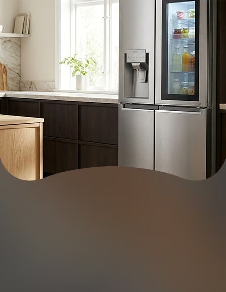 Moderní kuchyně s chladničkou LG InstaView, která umožňuje nahlédnout dovnitř bez otevření dveří.