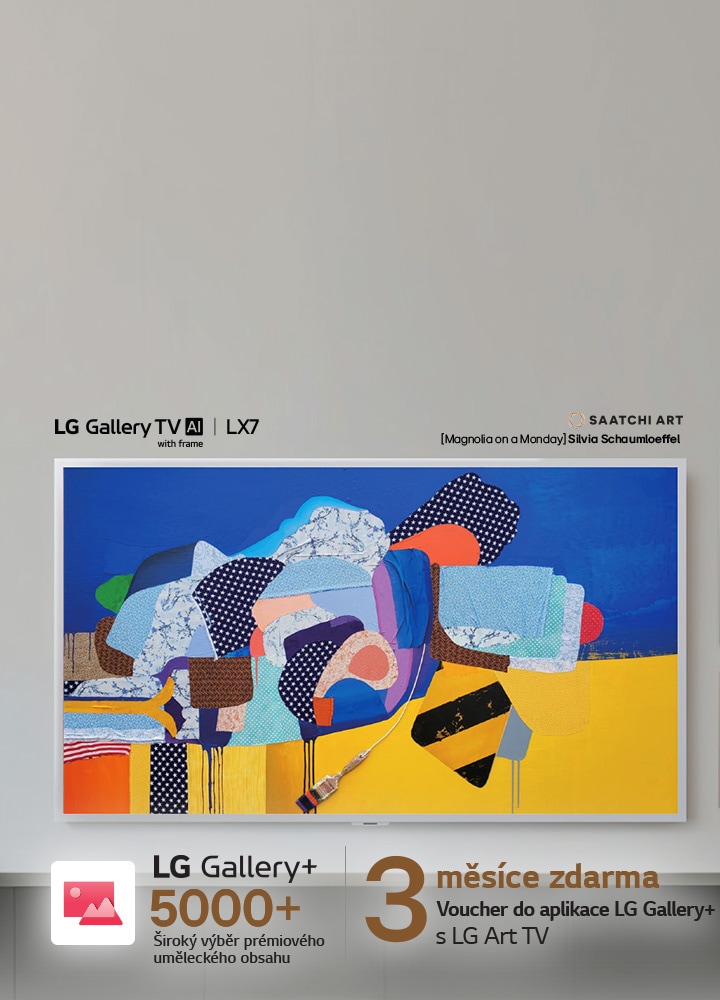LG Gallery TV AI s rámem LX7 ART TV zobrazuje na obrazovce barevná abstraktní umělecká díla z LG Gallery+ v interiéru ve stylu galerie a zdůrazňuje, že poukaz na bezplatné 3měsíční používání LG Gallery+ umožňuje přístup k více než 5000 prémiovým uměleckým dílům.
