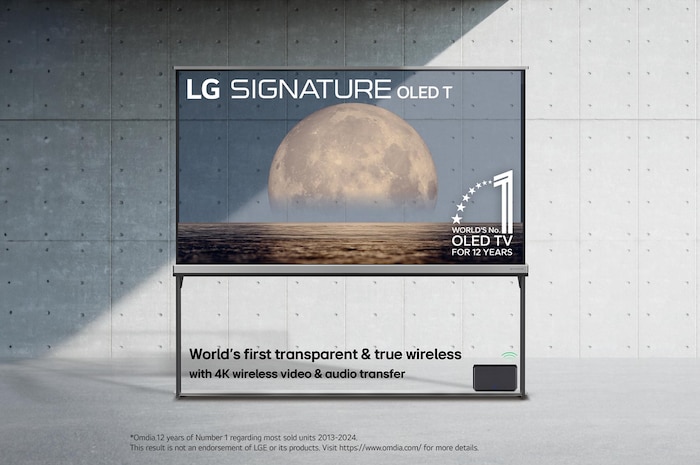 Čelní pohled na LG SIGNATURE OLED T, emblém 12 let světové jedničky OLED, logo LG SIGNATURE OLED T, obojí vložené nad pozadím zobrazujícím měsíc nad pobřežím na průhledné obrazovce. Zero Connect Box s bezdrátovým přenosem obrazu a zvuku 4K 120 Hz připojený k televizoru a signálem Wi-Fi vycházejícím z boxu.