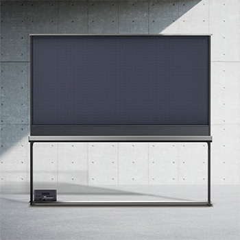 Zadní pohled na LG SIGNATURE OLED T se zataženým stínítkem, aby bylo vidět černé pozadí a zadní strana jednotky Zero Connect Box.