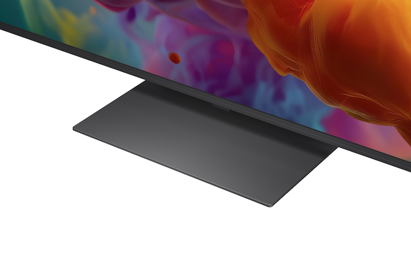 Televizor LG QNED evo AI QNED87/86/85 Mini LED Ultra Big TV je připevněn na stěně v prosvětleném obývacím pokoji a na široké obrazovce zobrazuje oslavy sportovního vítězství v živých barvách a s vynikající kvalitou obrazu, který sleduje společně fandící rodina.