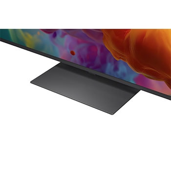 Televizor LG QNED evo AI QNED87/86/85 Mini LED Ultra Big TV je připevněn na stěně v prosvětleném obývacím pokoji a na široké obrazovce zobrazuje oslavy sportovního vítězství v živých barvách a s vynikající kvalitou obrazu, který sleduje společně fandící rodina.