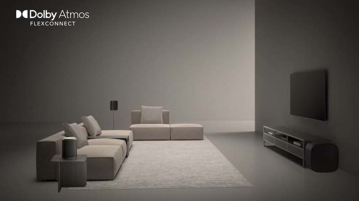 LG TV Sound Suite s DAFC (Dolby Atmos FlexConnect) zobrazuje široký pokoj, kde jsou TV a bezdrátové reproduktory volně umístěny, a zprostředkovává pohlcující zvuk Dolby Atmos optimalizovaný pro flexibilní umístění reproduktorů.