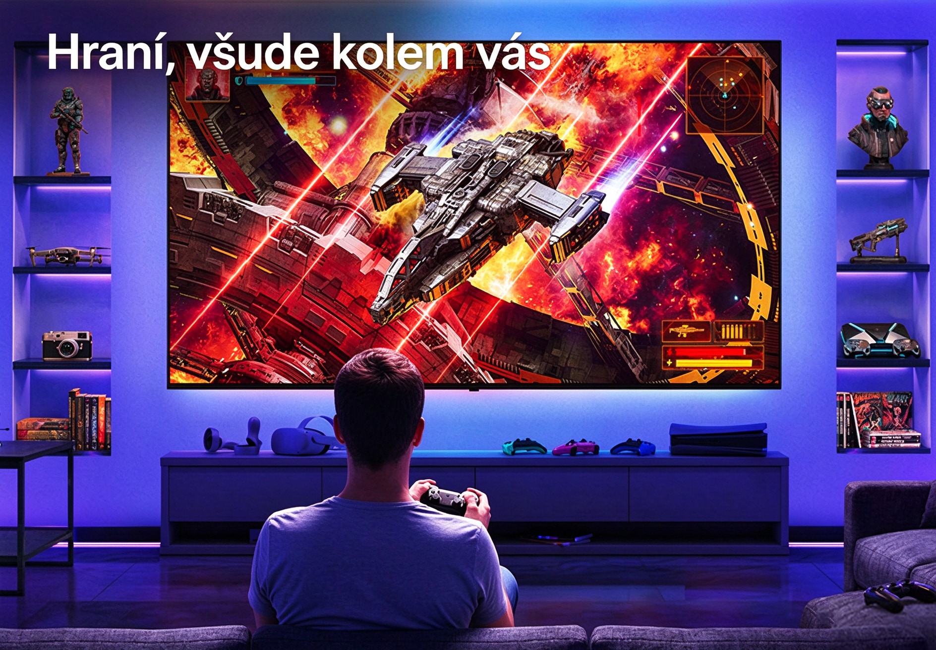 Velká LG TV je připevněna na stěnu v neonově osvětlené herní místnosti, kde velký displej zobrazuje živou scénu vesmírné bitvy, zatímco hráč sedí čelem k obrazovce, ilustruje pohlcující a poutavý herní zážitek.
