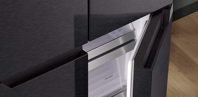 LG Multi-Door-Kühlschrank mit leicht geöffneter Gefrierschranktür unten, wodurch das moderne und schlichte Design des Griffs hervorgehoben wird.