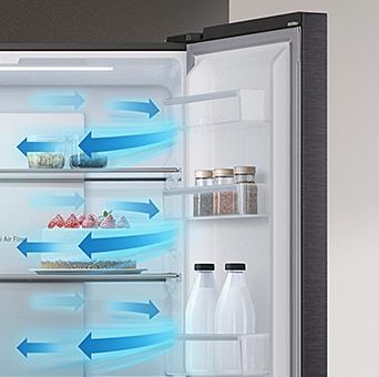Geöffneter LG Multi-Door-Külschrank mit Multi Air Flow System zeigt die Zirkulation kühler Luft zwecks gleichmäßiger Temperaturverteilung.