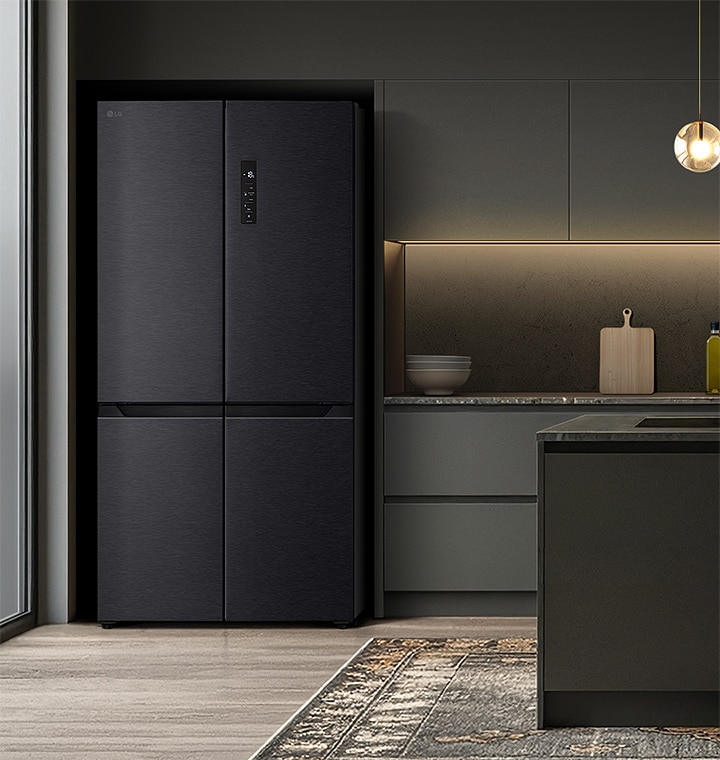 Ein LG Multi-Door-Kühlschrank fügt sich mit seinem schlichten, in Grautönen gehaltenen Design nahtlos in eine moderne Küche ein.