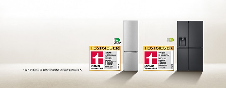 In einem großen weißen Raum sind LG Kühlschränke zu sehen. Abgebildet sind ein silberfarbenes Modell und ein Modell in Schwarz nebeneinander in Vorderansicht, daneben jeweils ein Abzeichen „Testsieger“.