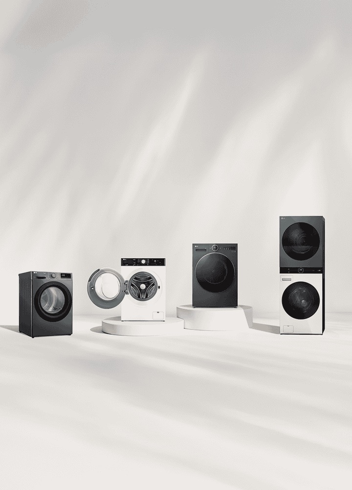 LG Waschmaschinen und Trockner-Produktpalette vor einer beigefarbenen Wand. Enthält einen Wäschetrockner, eine Frontlader-Waschmaschine mit offener Tür, eine Waschtrocknerkombination und einen WashTower. Rechts ist eine Waldsicht sichtbar.