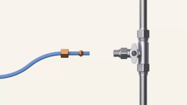 Schwarzer LG Waschtrockner, installiert in einem grauen Schrank, mit Wasserhahn, Topfpflanze und Korb darüber.	