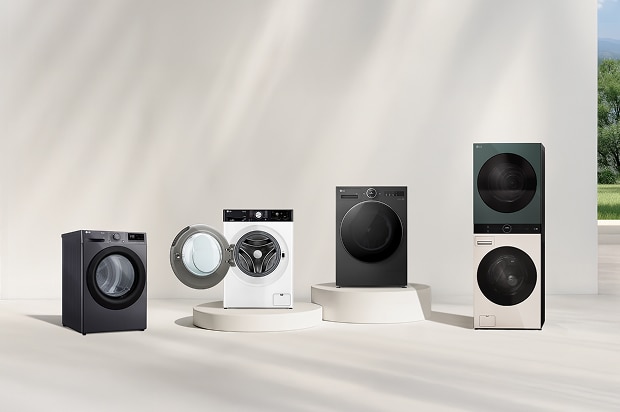 LG Waschmaschinen und Trockner-Produktpalette vor einer beigefarbenen Wand. Enthält einen Wäschetrockner, eine Frontlader-Waschmaschine mit offener Tür, eine Waschtrocknerkombination und einen WashTower. Rechts ist eine Waldsicht sichtbar.