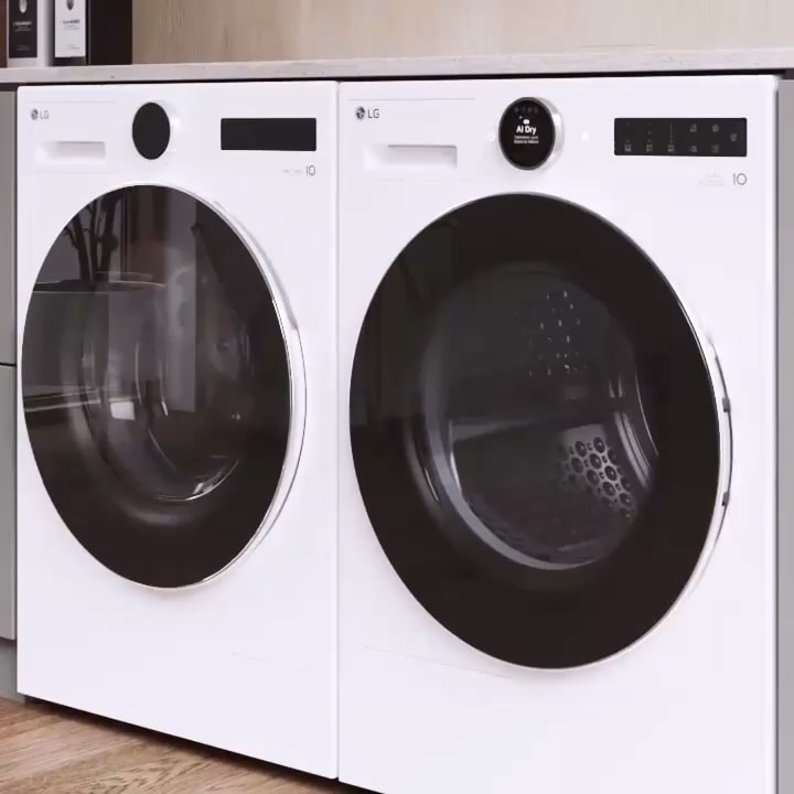 Die schwarze Waschmaschine und der Trockner von LG sind vertikal in einem Schrank gestapelt, wobei Gegenstände auf beiden Seiten abgelegt sind, ein Waschbecken auf der linken Seite und ein Fenster mit Sofa auf der rechten Seite.