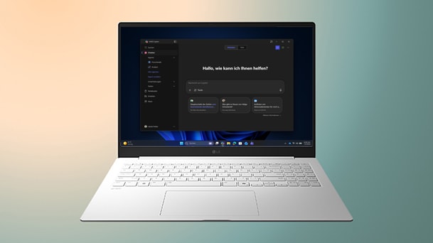 Dieses Bild zeigt einen Laptop, der einen klaren Windows 11-Bildschirm auf einem Hintergrund mit Farbverlauf mit einer Kopie von „Steigere deine Effizienz“ anzeigt.