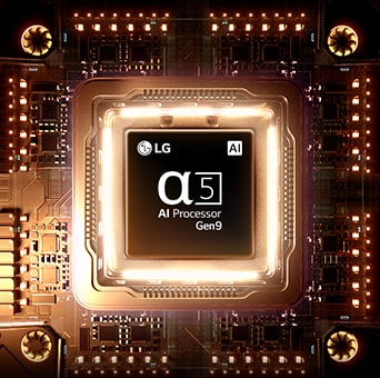 Der alpha 5 Gen9 AI Processor des LG SMART TV AI LB65 FHD TV leuchtet in der Mitte einer orangen Leiterplatte und hebt die KI-Verarbeitung für klarere Bildqualität mit mehr Schärfe und Tiefe hervor.
