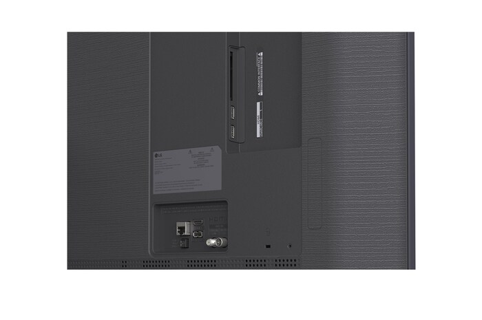 Das LG Mini RGB evo AI MRGB85 ist in einem geräumigen, modernen Wohnbereich an der Wand montiert und zeigt ein lebendiges abstraktes Kunstwerk mit wirbelnden, bunten Elementen.