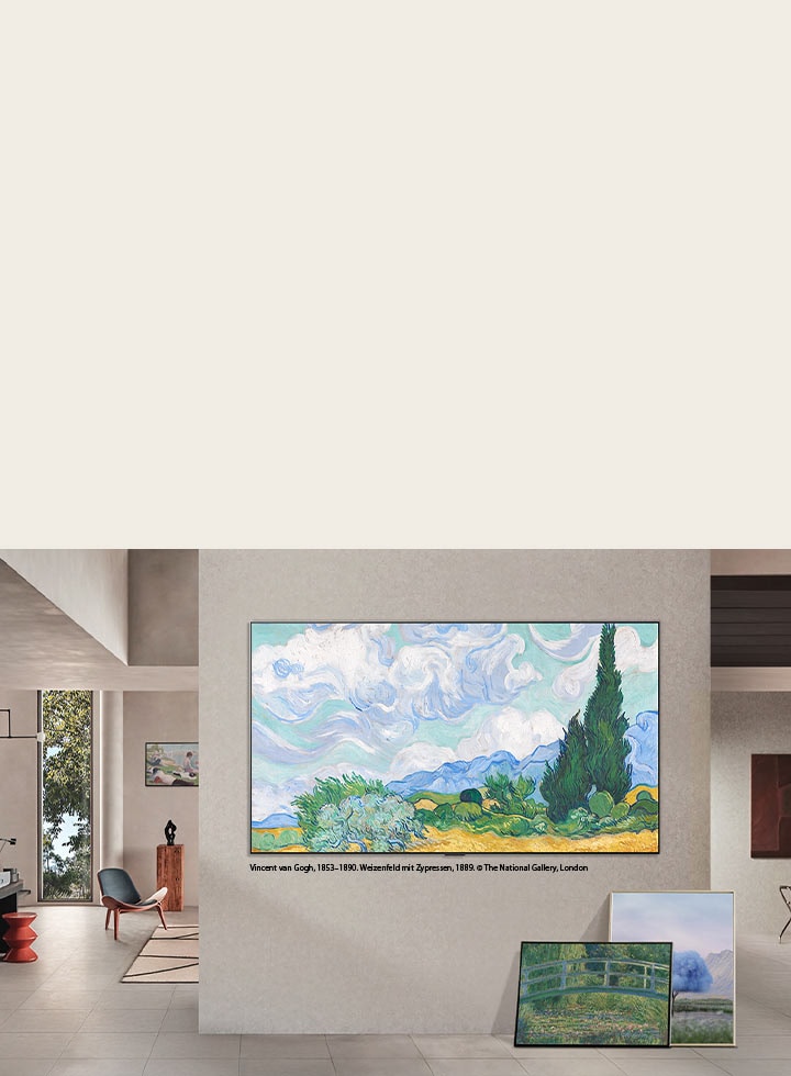 Der LG Micro RGB evo AI MRGB96 mit LG Gallery+ Diverse Art Content zeigt Kunstwerke auf einem wandmontierten Bildschirm in einem Wohnraum im Stil einer Galerie, begleitet von einer Leinwand und weiteren gerahmten Kunstwerken in der Nähe.